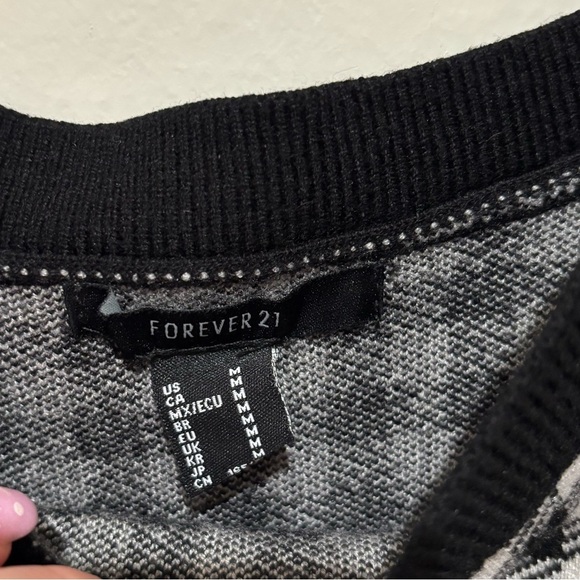 Forever 21 Black and White top size medium - Picture 2 of 3